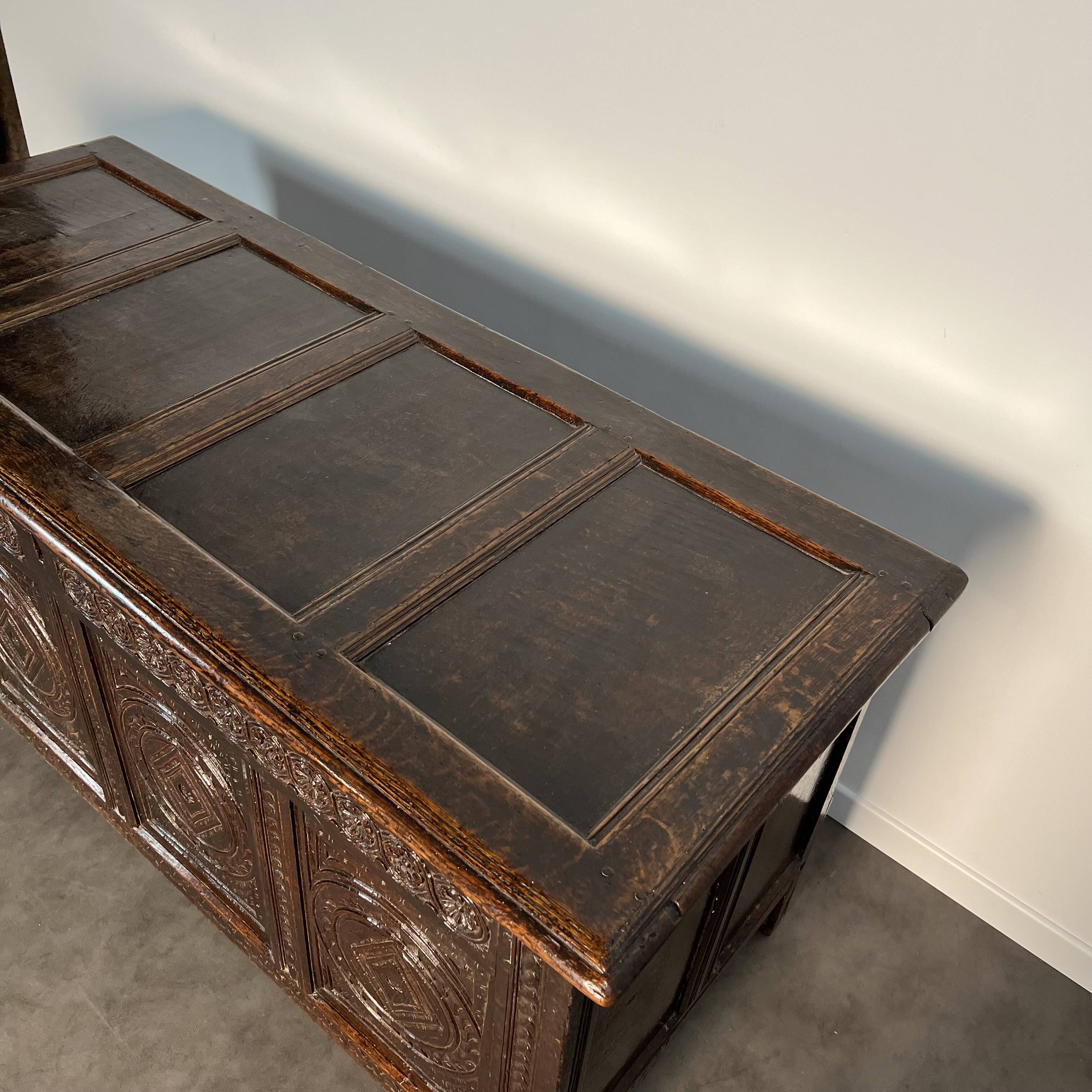 Large English chest from the 17th century in carved oak.