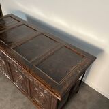 Large English chest from the 17th century in carved oak.