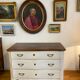 Commode d'époque régence patinée gris clair. Parfait état.