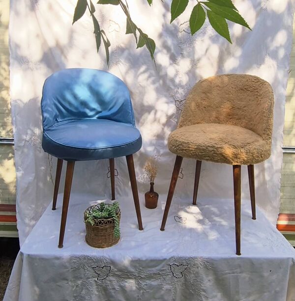 2 chaises tonneau scandinaves pieds compas en bois et fausse fourrure