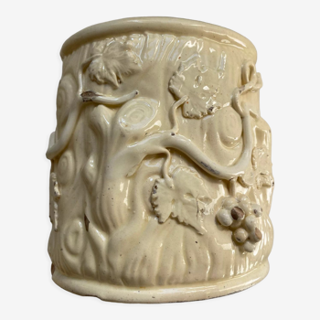 Pot en faience de Langeais à décor de feuille et raisin, XXe siècle