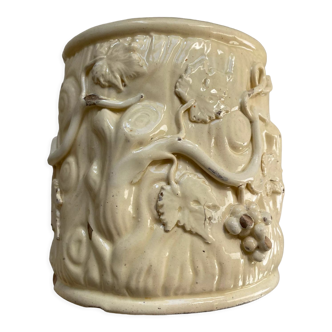 Pot en faience de Langeais à décor de feuille et raisin, XXe siècle