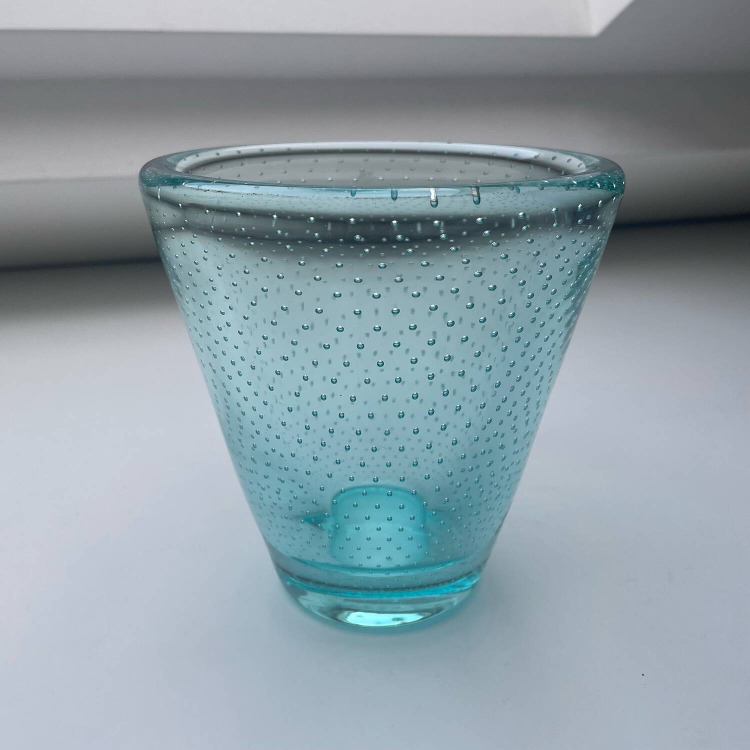 Vase controlled bubbles glass