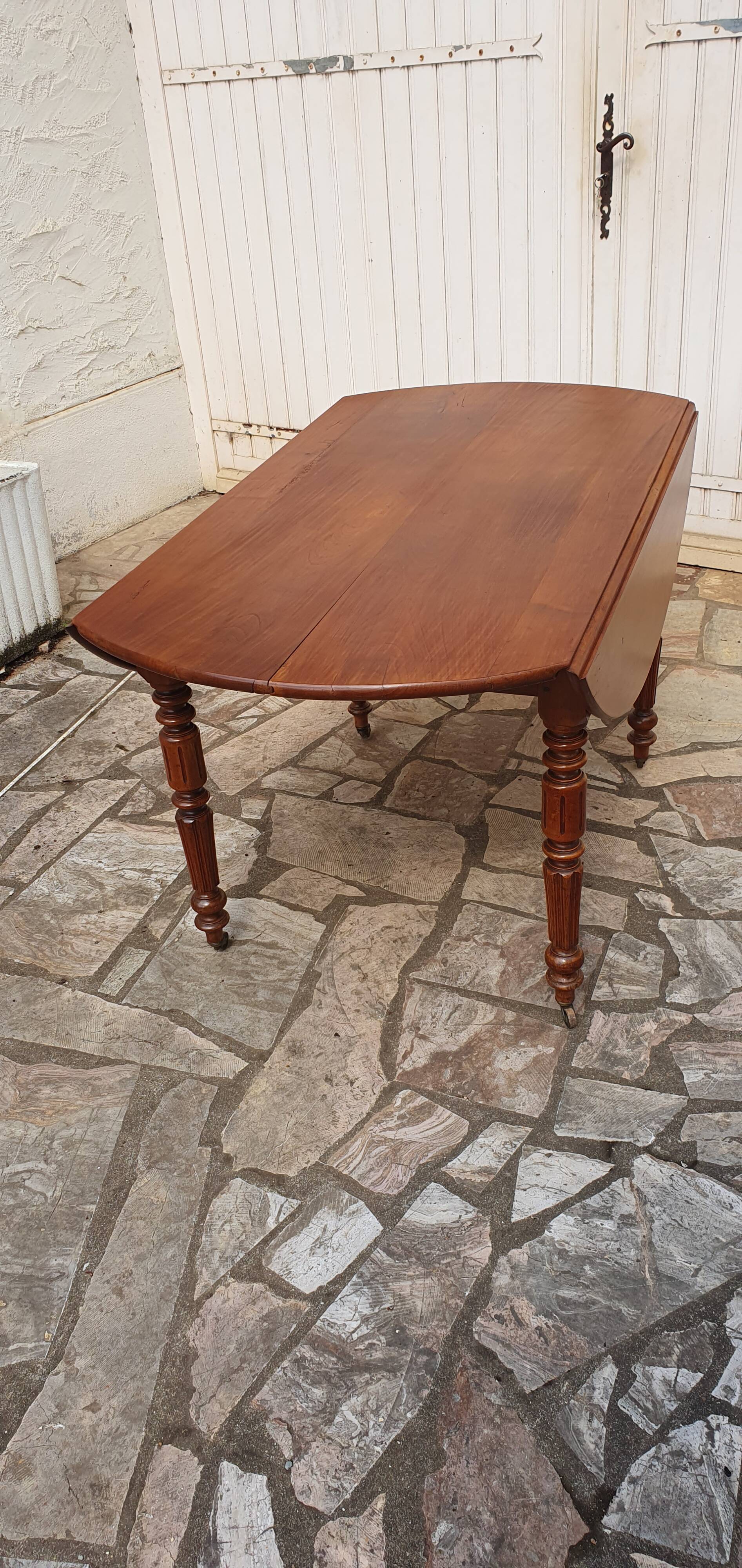 Round oval table with solid cherry leaves, 19th century