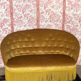 Canapé crapaud capitonné en velours moutarde