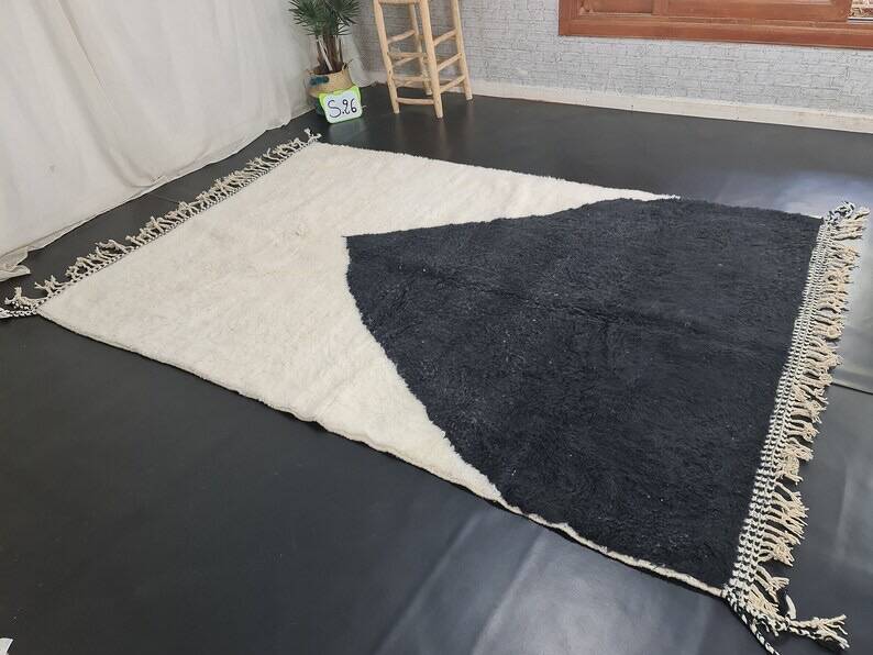 Beni Ouraine rug, white and black, handwoven in the traditional style, size 150x250cm