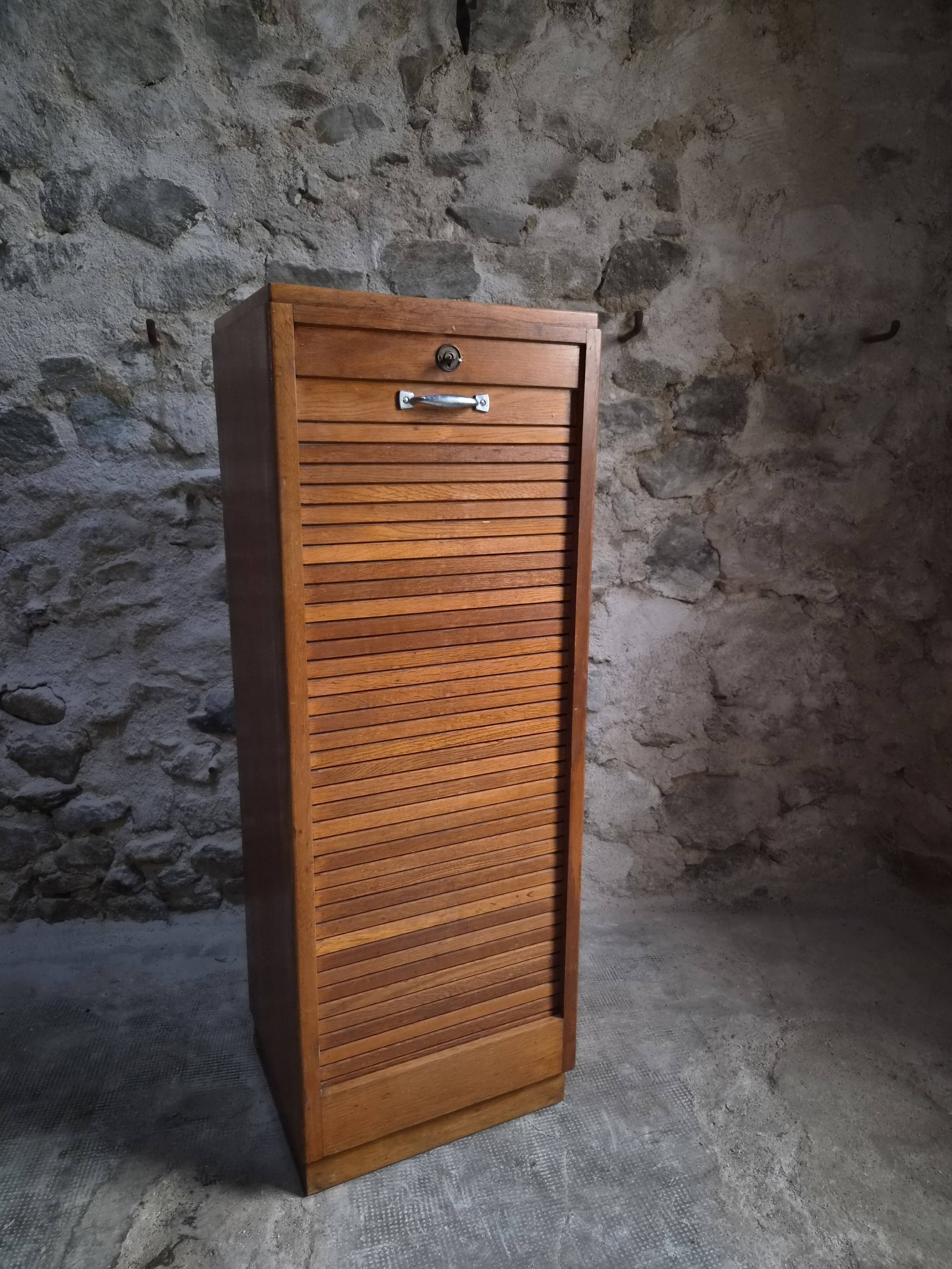 Armoire à rideau vintage en chêne | France | 1960s–1970s
