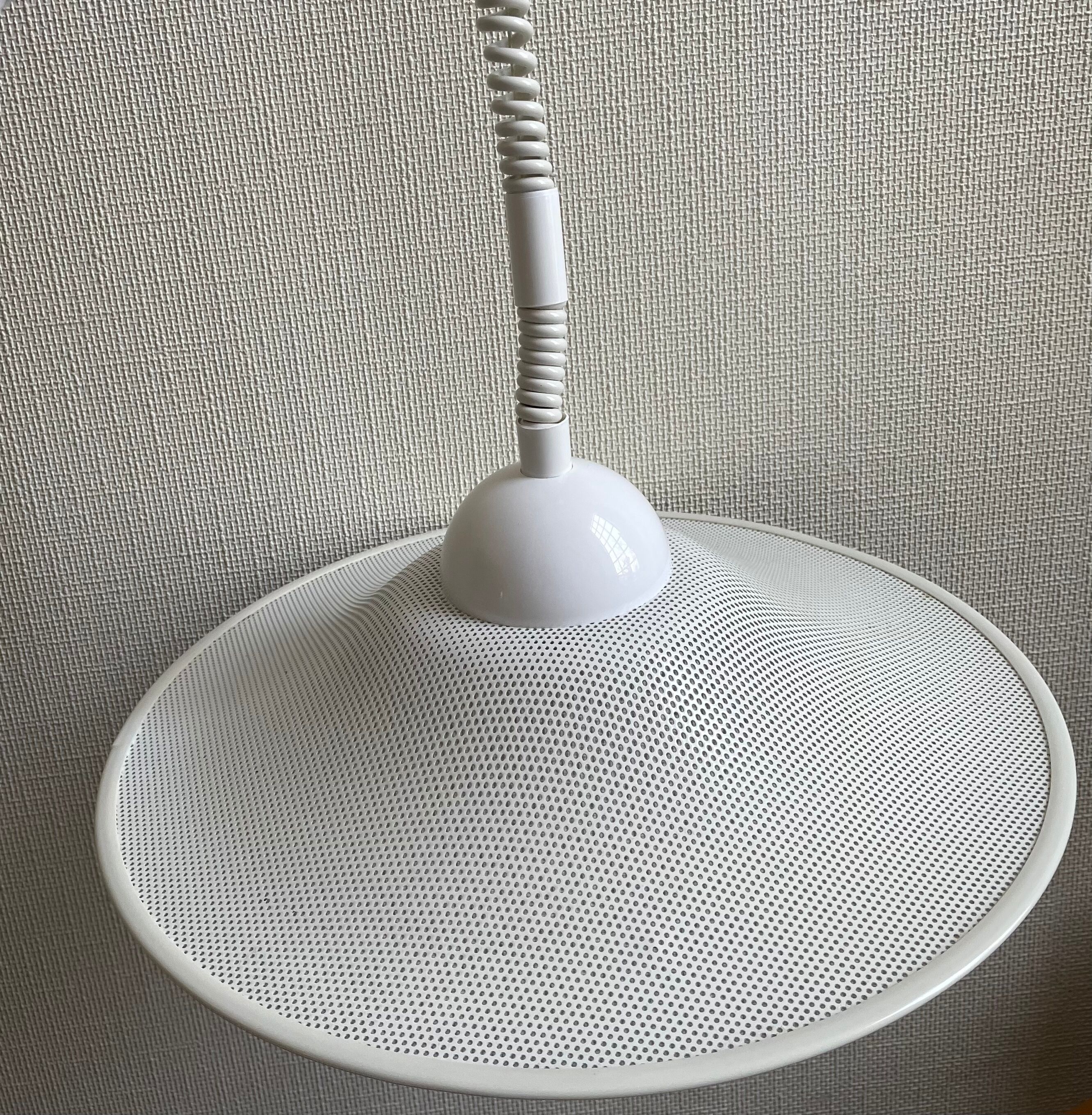 Suspension of the 80s in perforated white metal