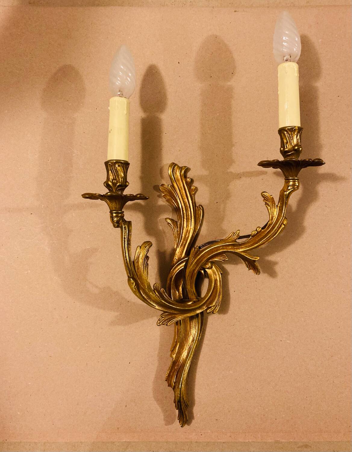 Louis XV Style wall light in gilded bronze from the 20th century decorated with acanthus leaves.