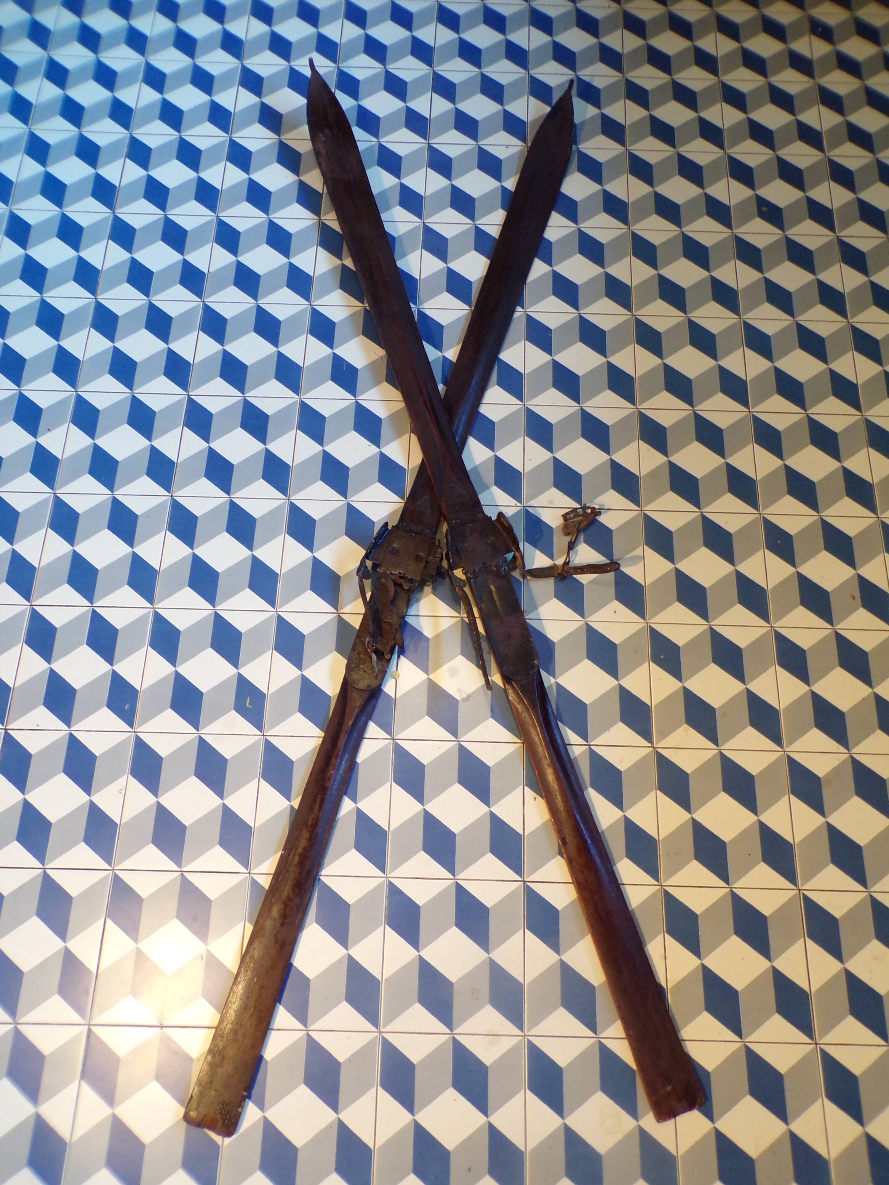 Paire de skis vintage en bois L=1.88m