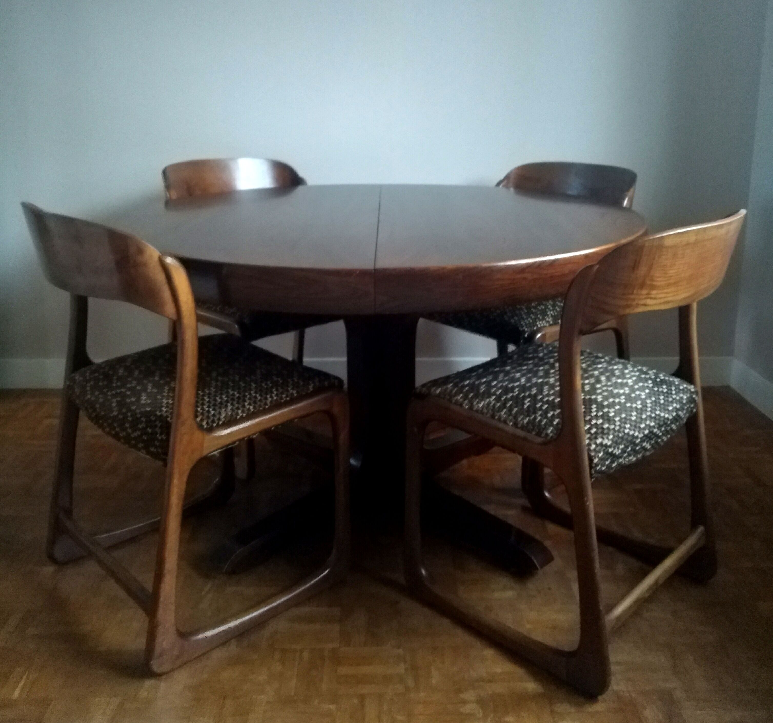 Extendable round table on central support