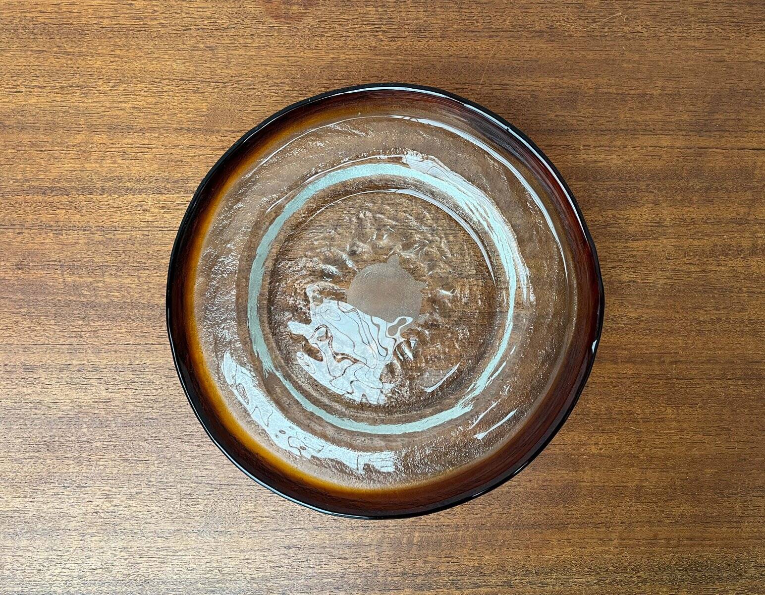 Modern mid-century glass bowl by Pertti Santalahti for Humppila, Finland, 1960s.
