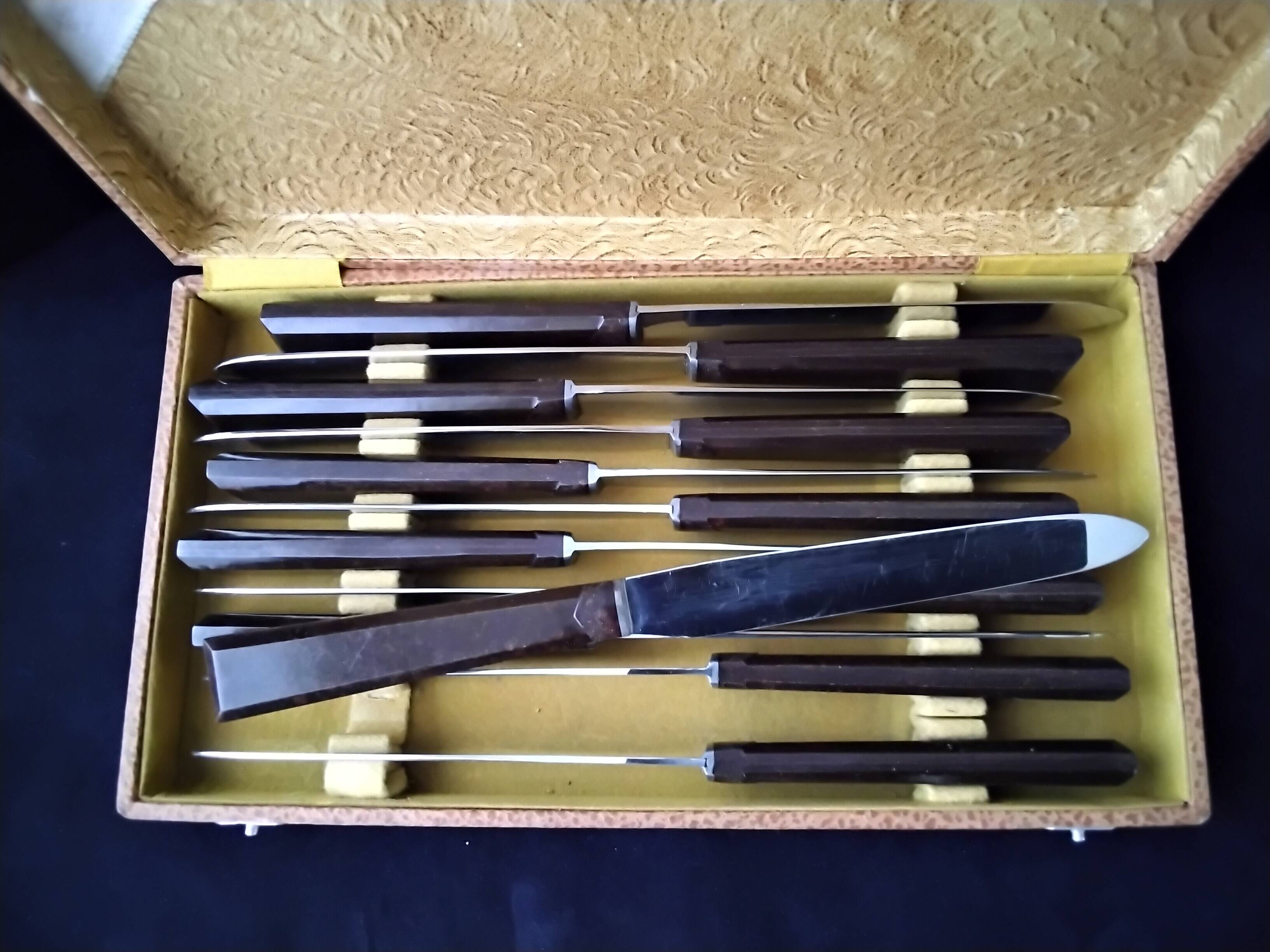 Coffret de 12 couteaux de table vintage  inox et bakélite brune