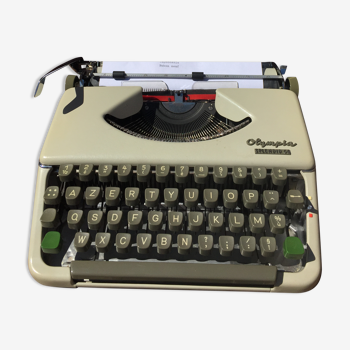 Machine á écrire Olympia Splendid 66 en parfait état. Ruban neuf