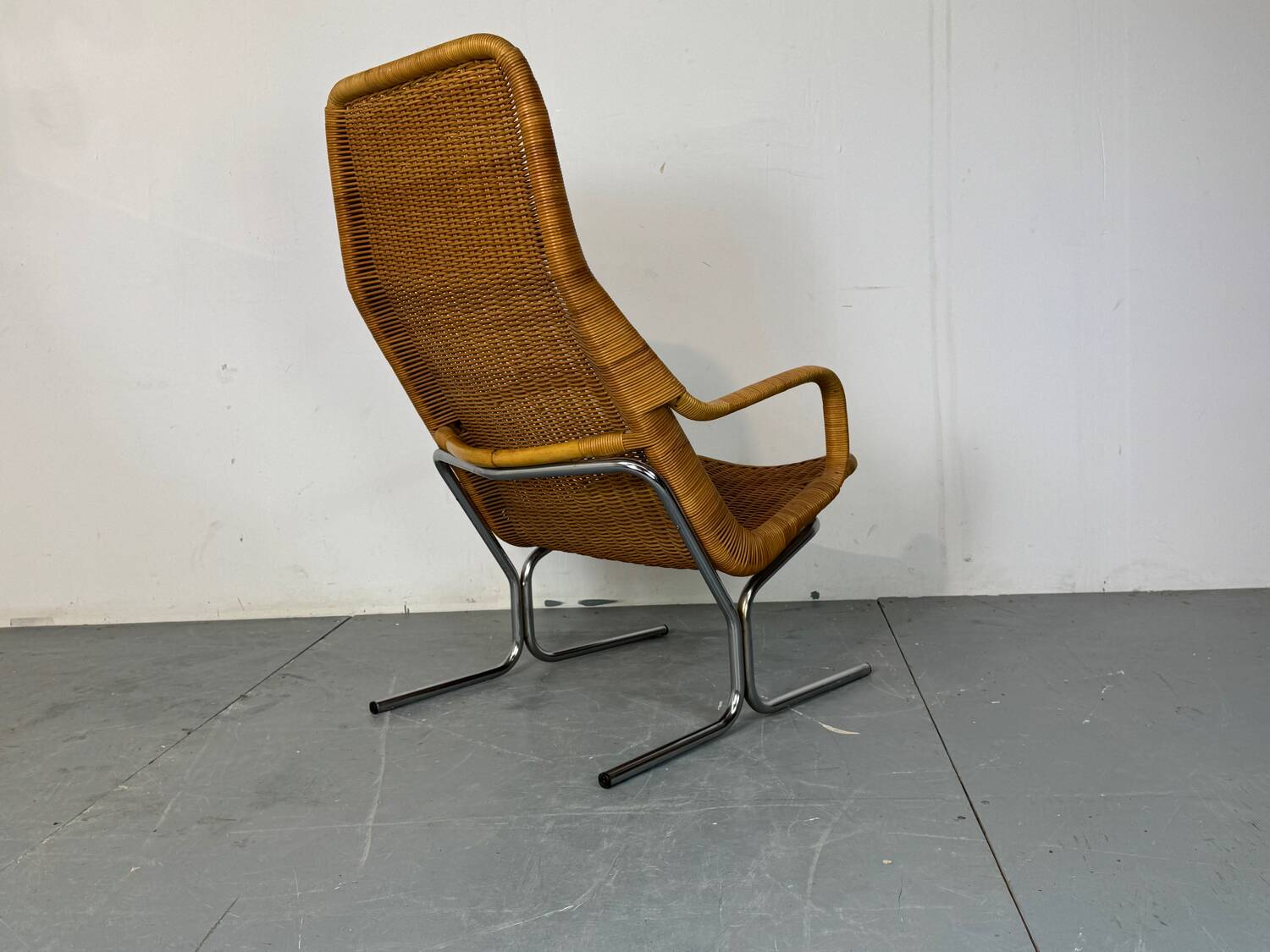 Chaise longue moderniste en acier et rotin du milieu du siècle par Dirk van Sliedregt