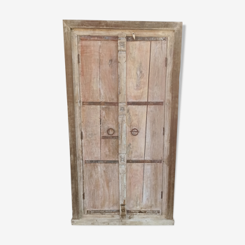 Armoire en bois avec portes anciennes