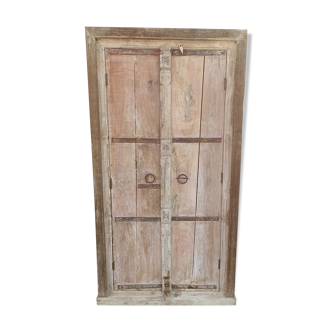 Armoire en bois avec portes anciennes