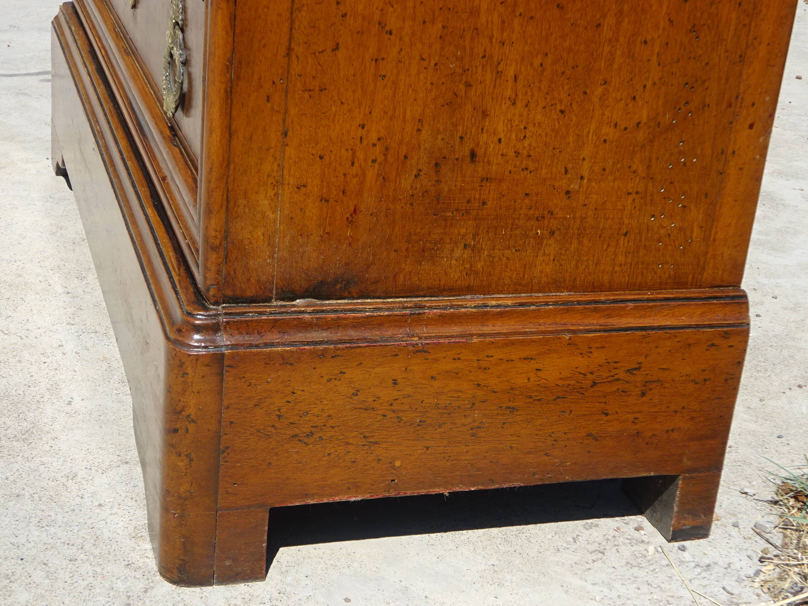 Commode 4 tiroirs, jolies poignées dorées