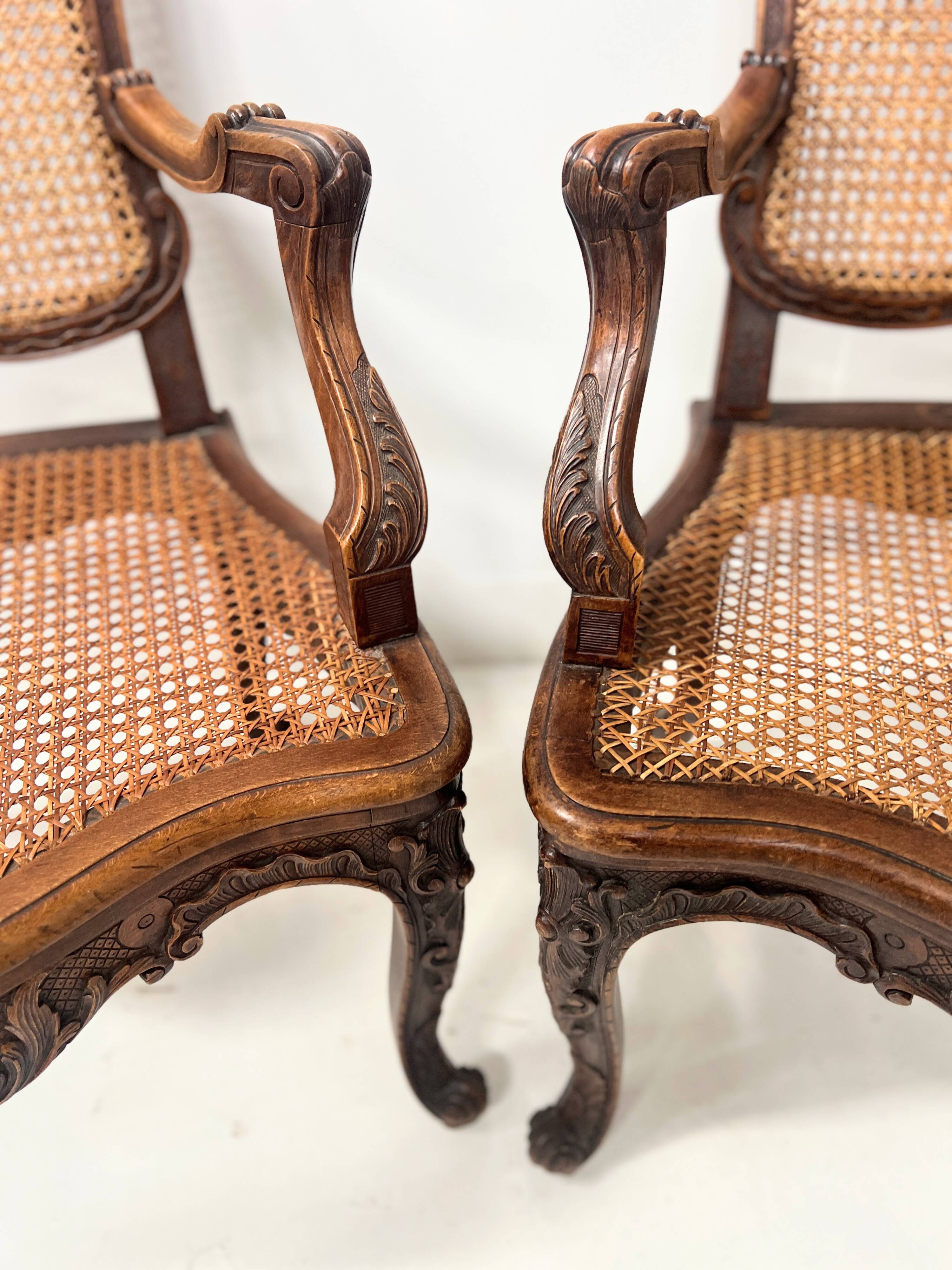 Paire de fauteuils de style Régence en bois naturel XIX siècle