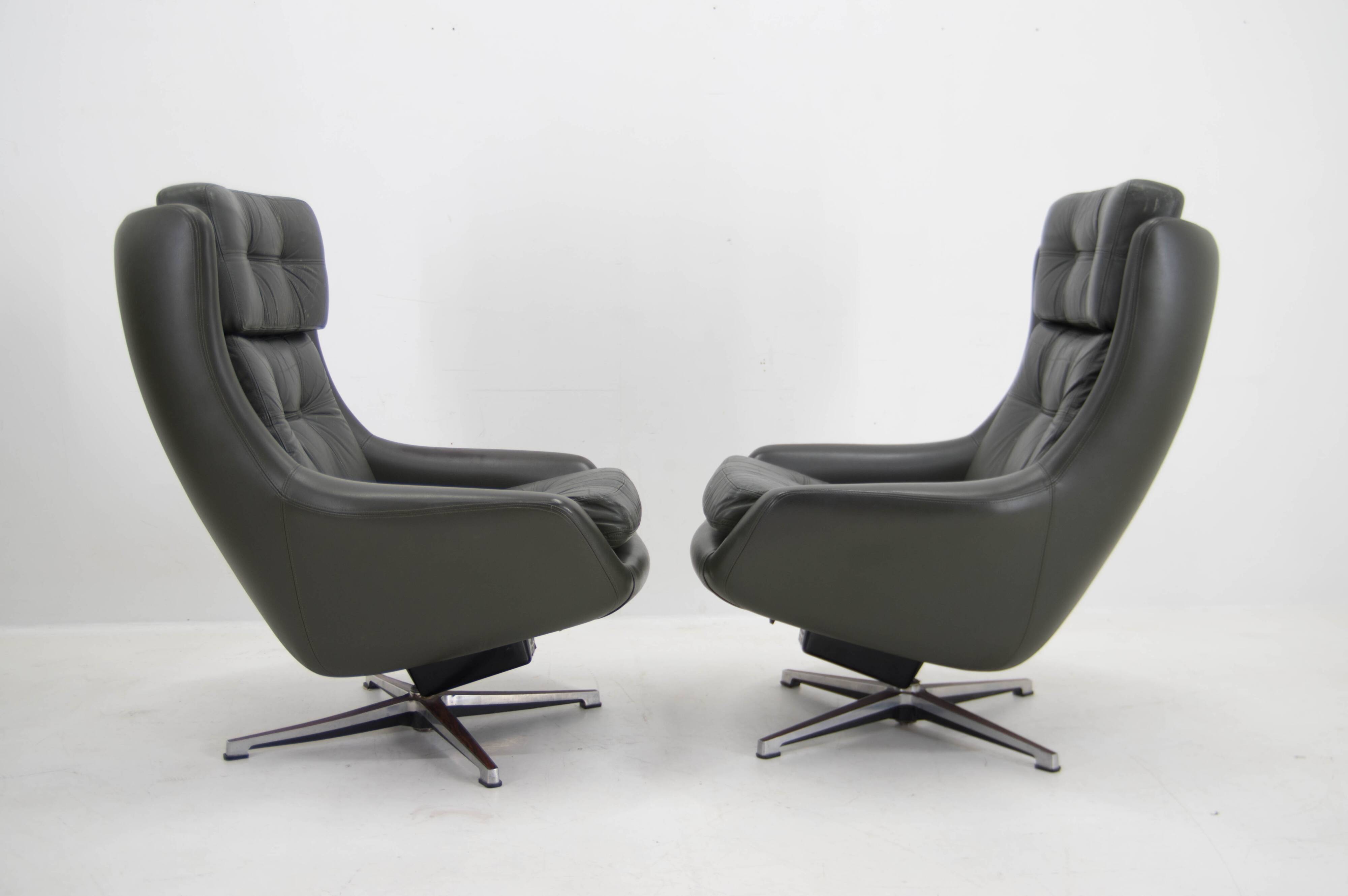 Set of Two Midcentury Swivel Rocking Leather Armchairs, Peem, Finland, 1970s