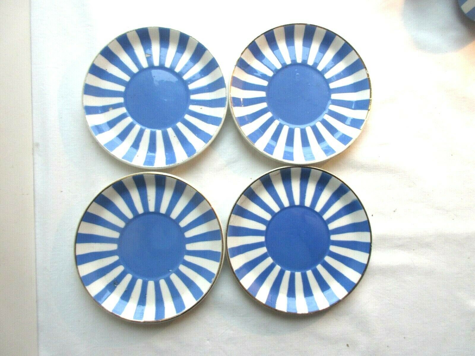Set of 4 coffee cups with 4 saucers signed Sarreguemines model FOX TROTT