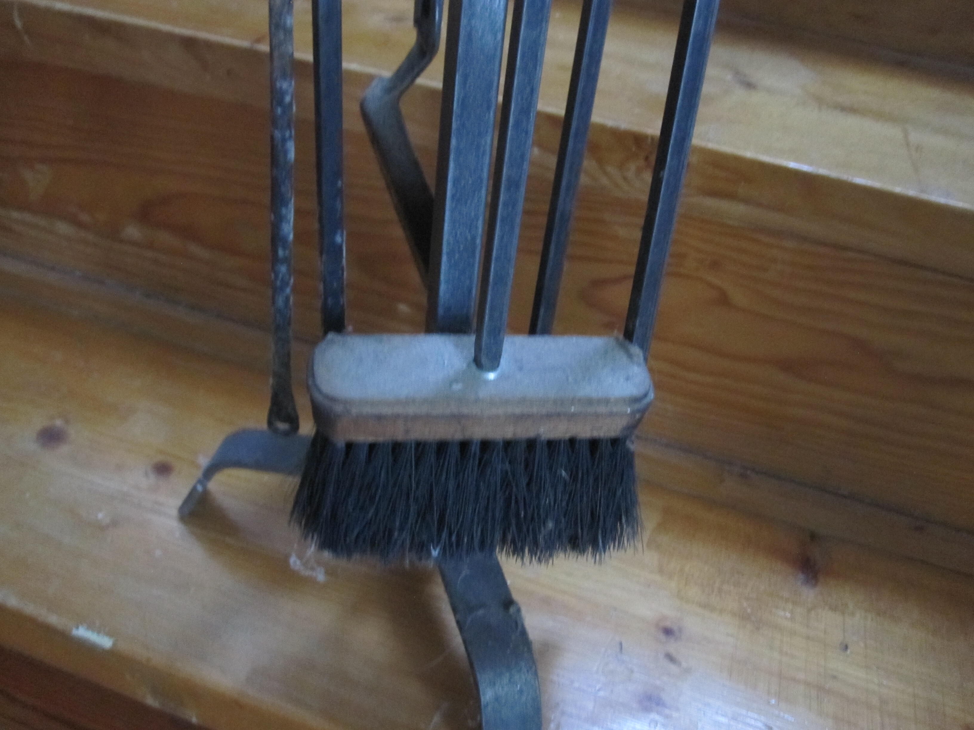 Iron chimney servant