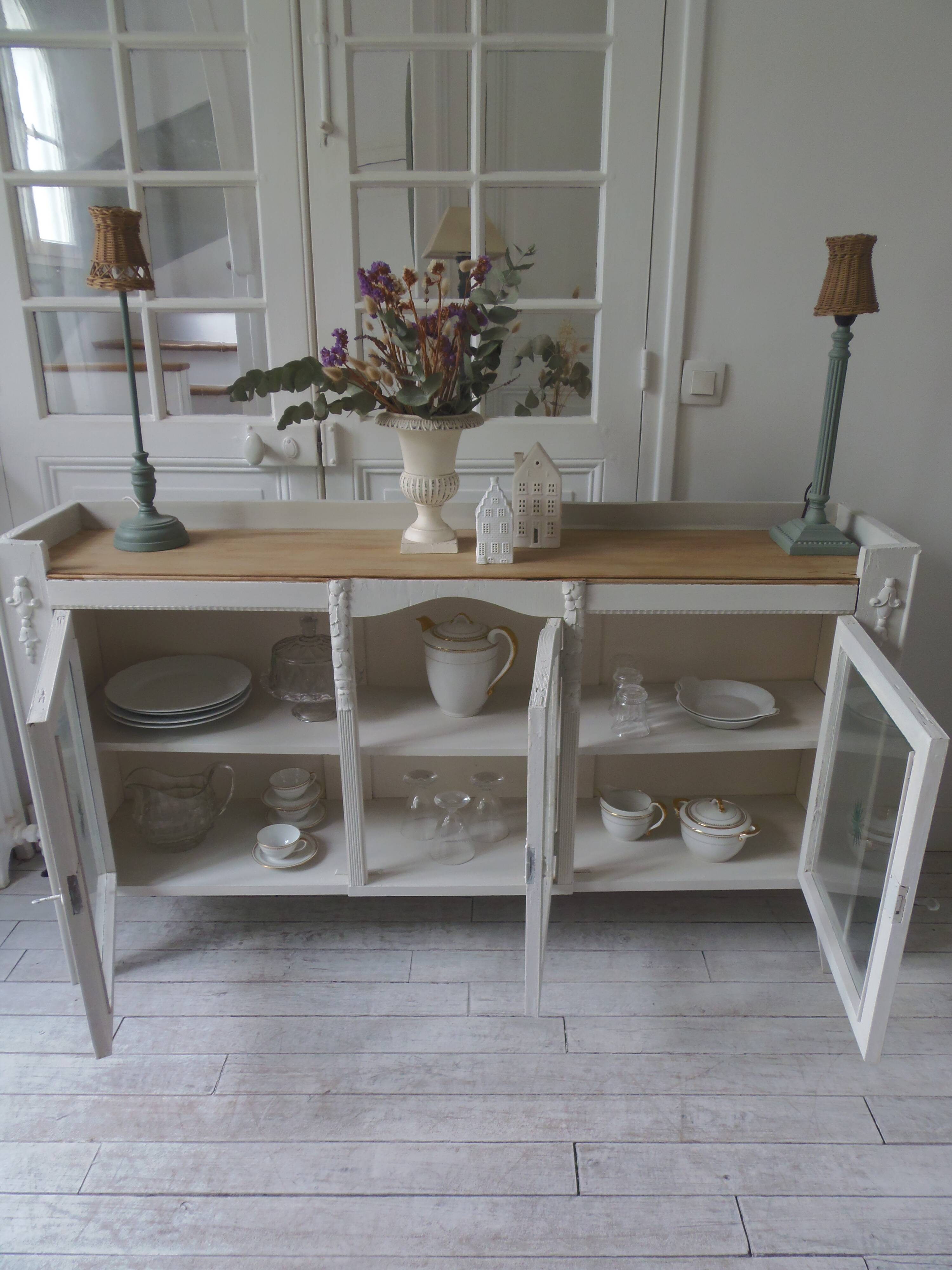 Vitrine, console vintage réenchantée en gris perle, plateau bois.