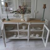Vitrine, console vintage réenchantée en gris perle, plateau bois.