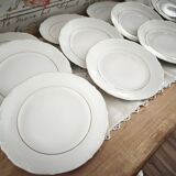 12 assiettes à dessert en porcelaine Manufacture double filet or