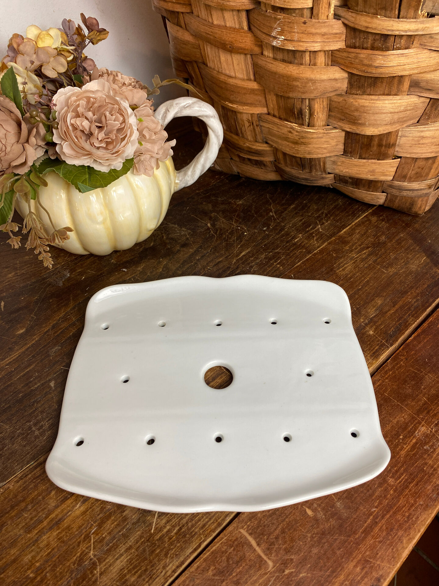 White porcelain draining plate