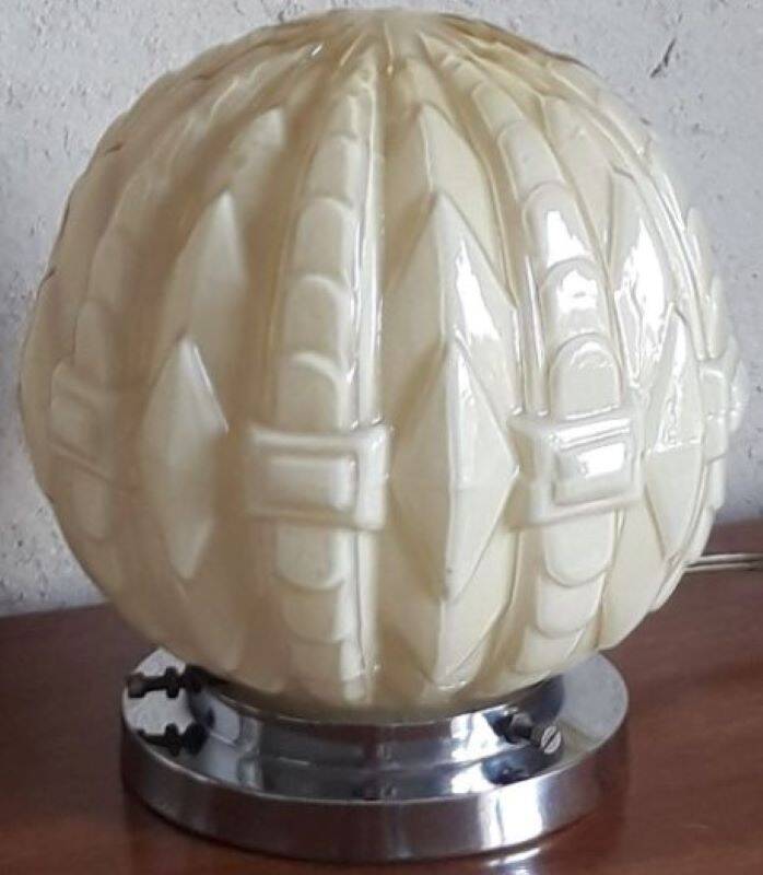 Authentic 20th-century Art Deco globe lamp in coloured glass.