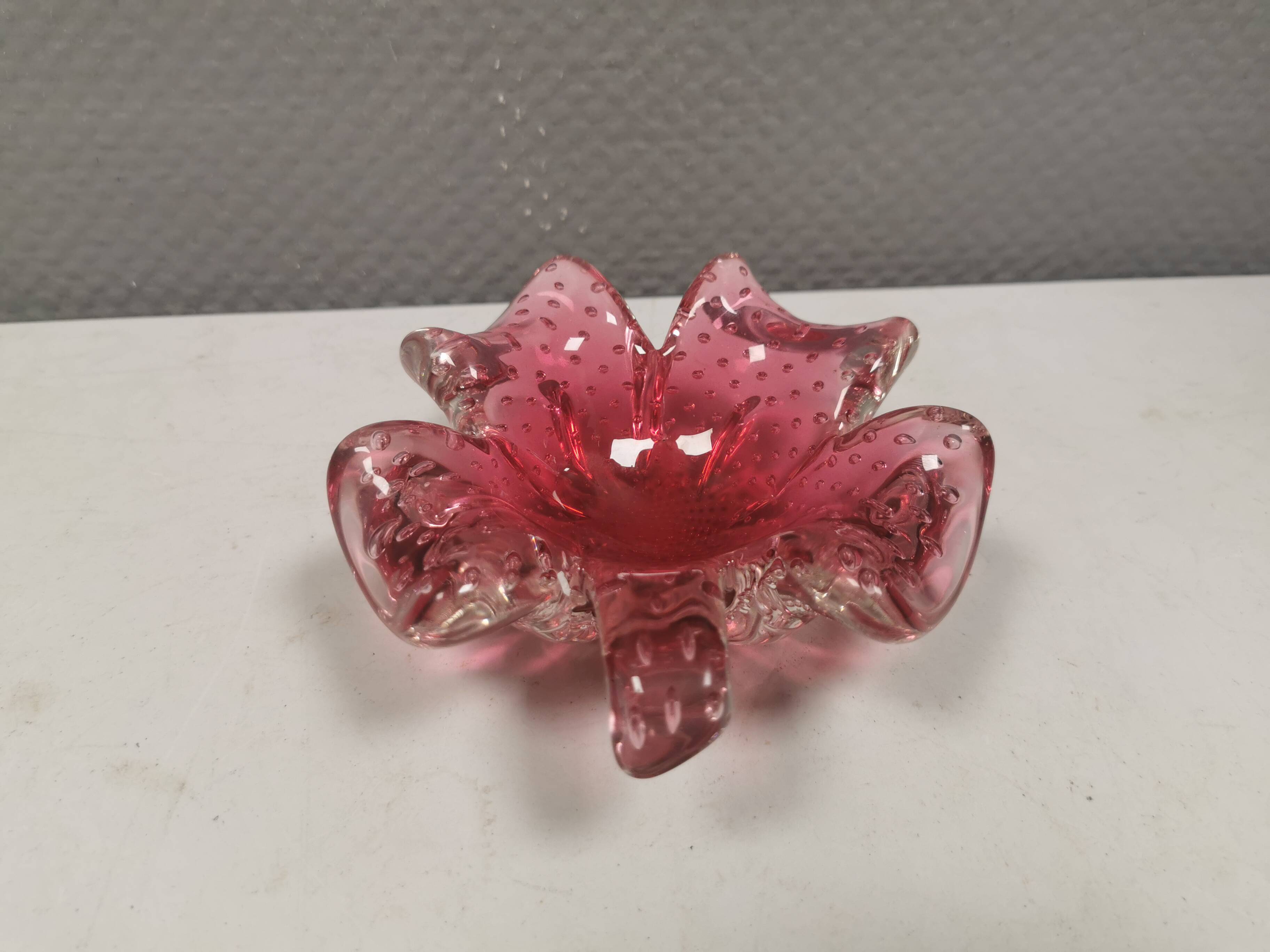 Stylish Murano glass bowl/ashtray in pink, shaped like a four-leaf clover.