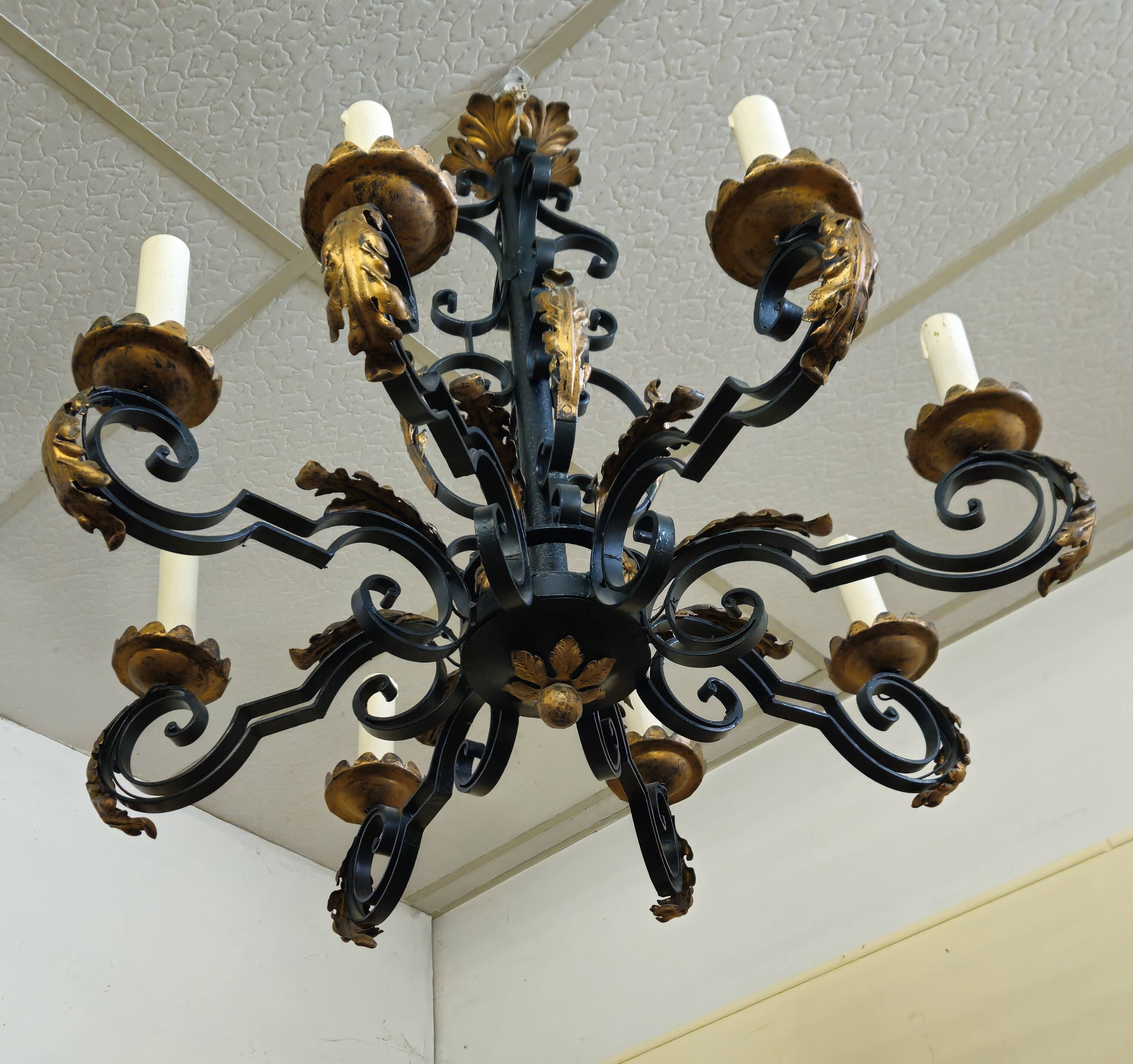 Black and gold patinated wrought iron chandelier – 10 lights – Louis XIV style
