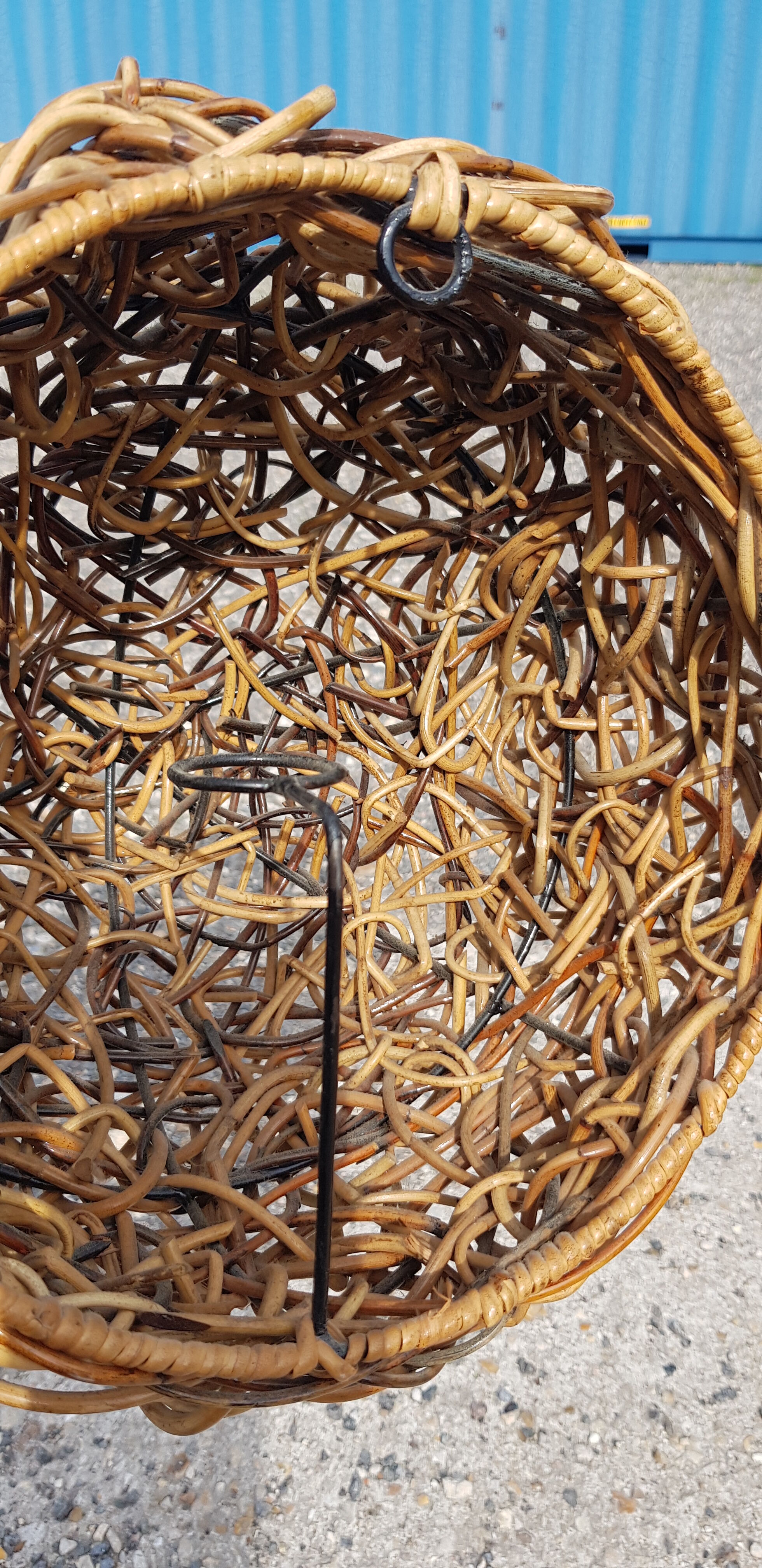 Round wicker wall lamp