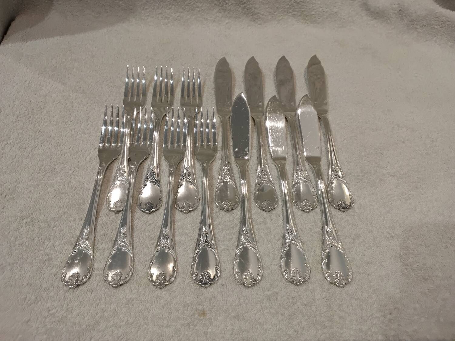7 forks, 7 fish knives, silver-plated metal, Christofle Marly.