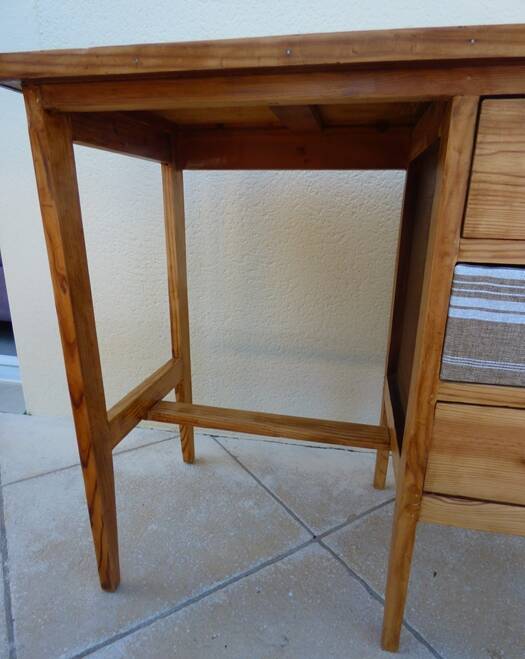 Bureau 3 tiroirs en bois et toile de lin –Totalement restauré