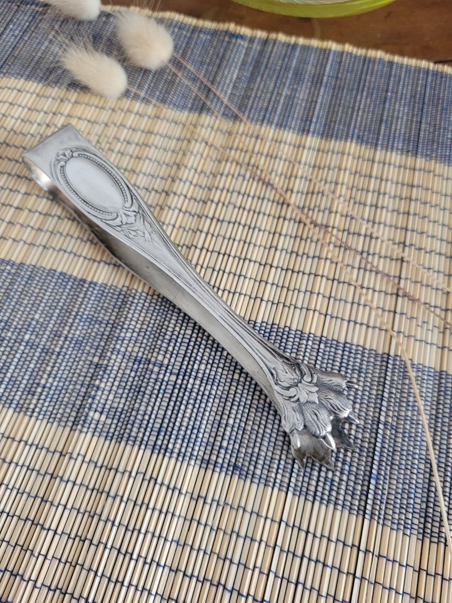 Silver sugar tongs with classic decoration