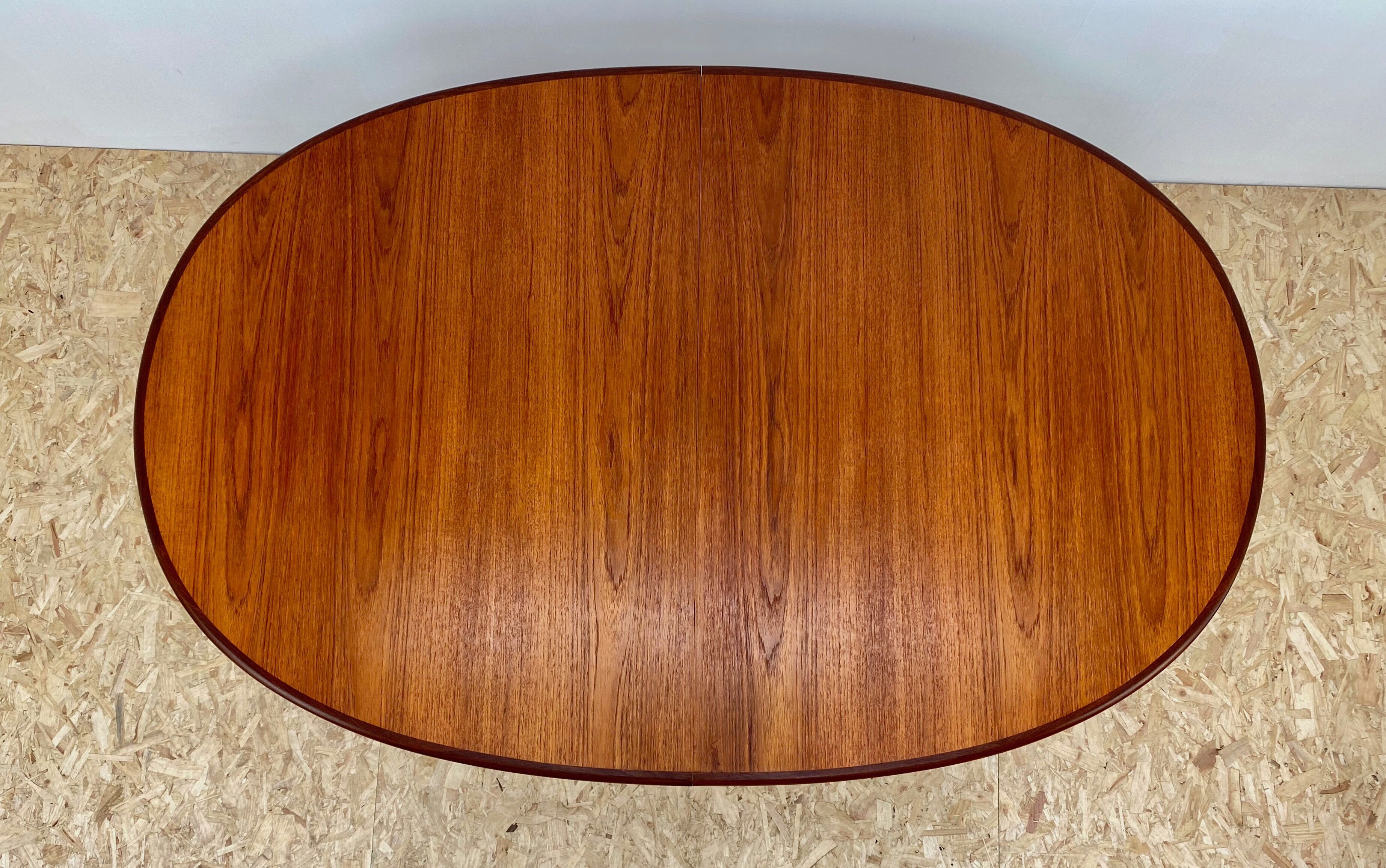 Mid century dining oval table by V.b.  Wilkins for Gplan