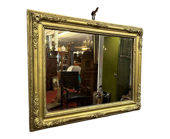 Miroir époque restauration en bois doré avec des moulures à décors floraux  | Selency