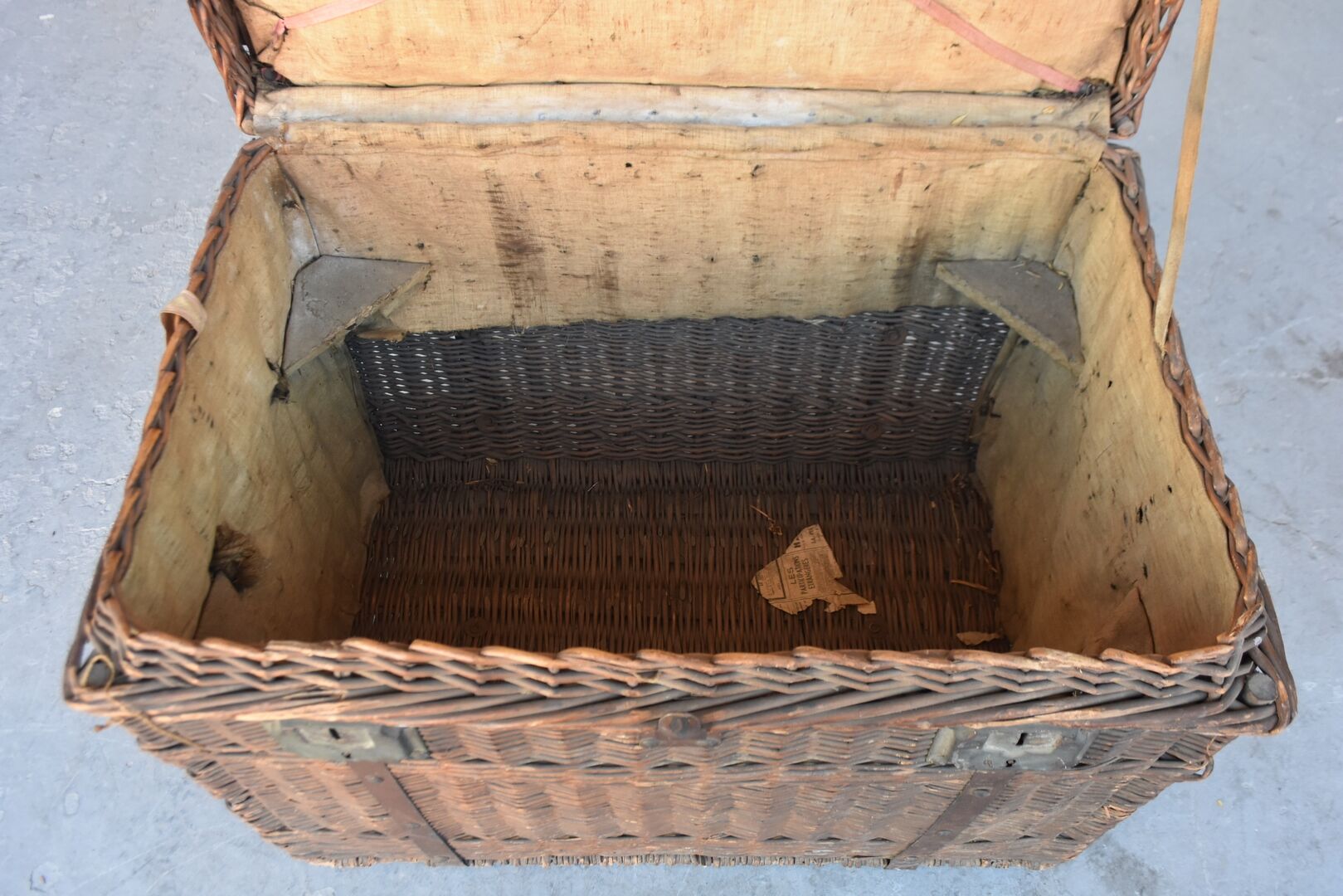 Travel trunk 1900 in wicker