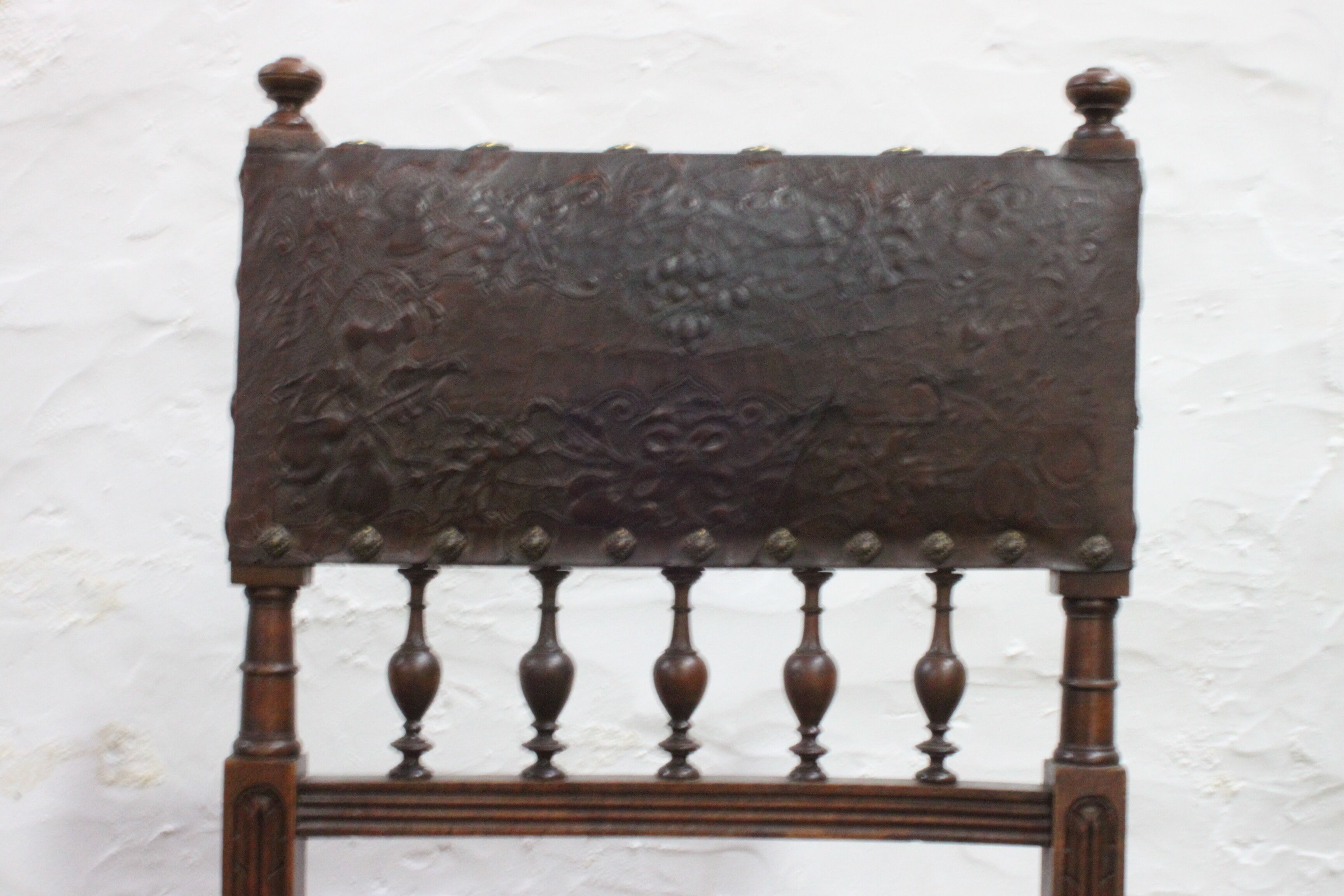 Ensemble de 3 chaises Renaissance en chêne et cuir gaufré, 19ème siècle, Belgique