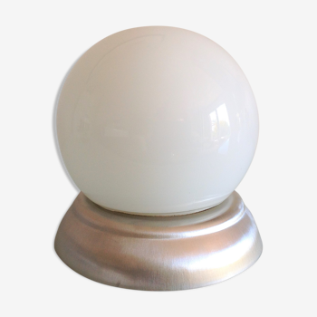 Plafonnier globe en opaline blanche et métal brossé