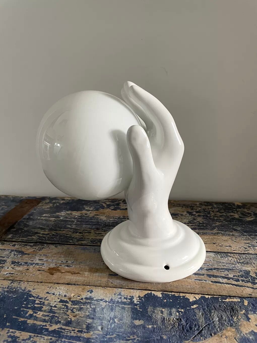 White hand ceramic wall lamp