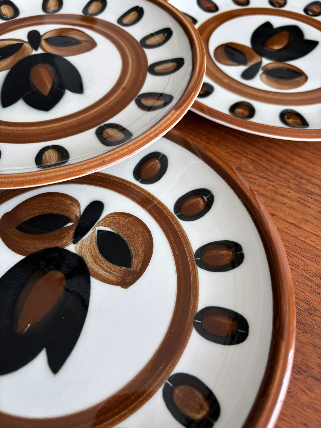 Boch La Louvière vintage dessert plates 1970 model Kimon.