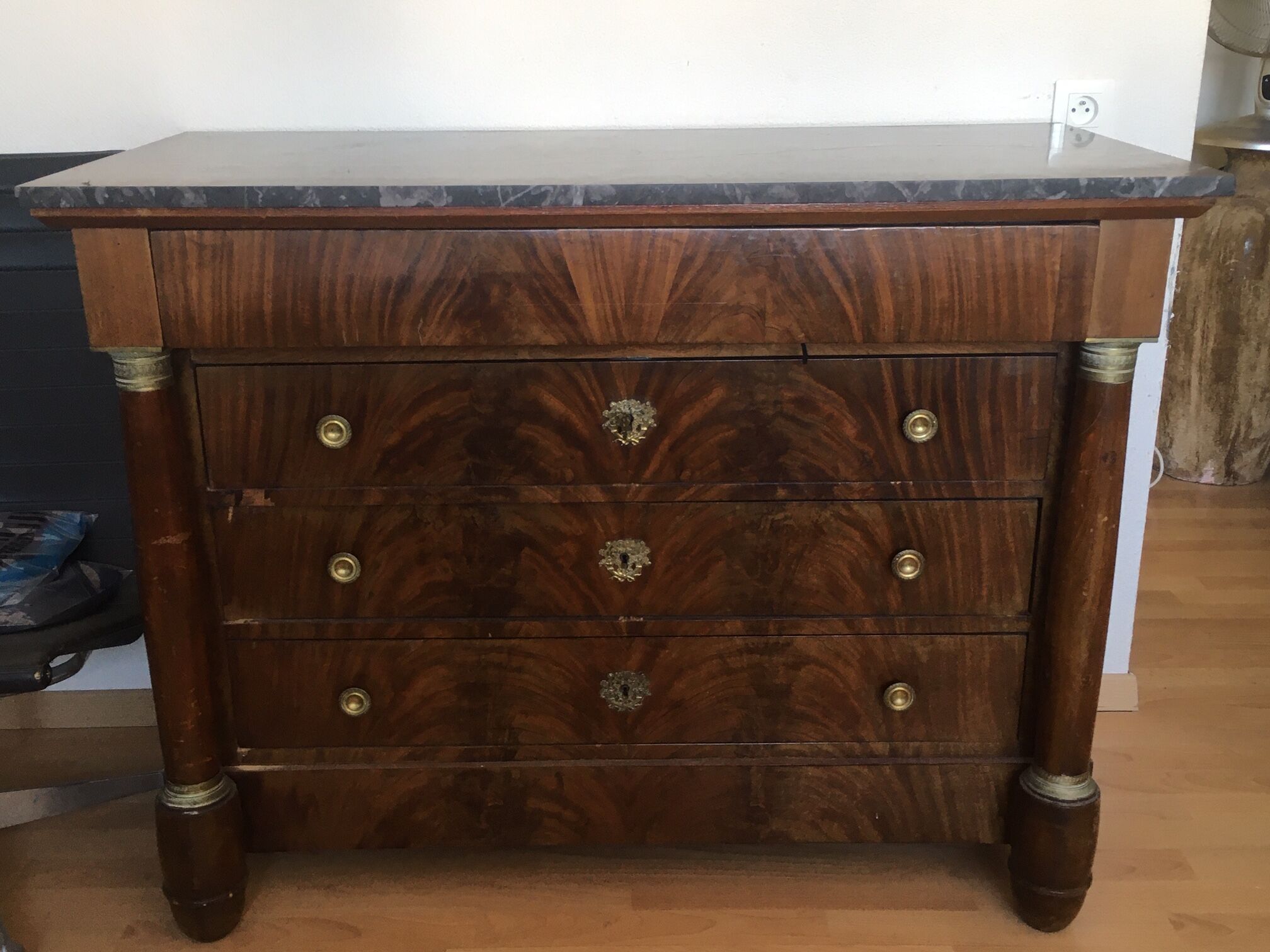 Empire dresser