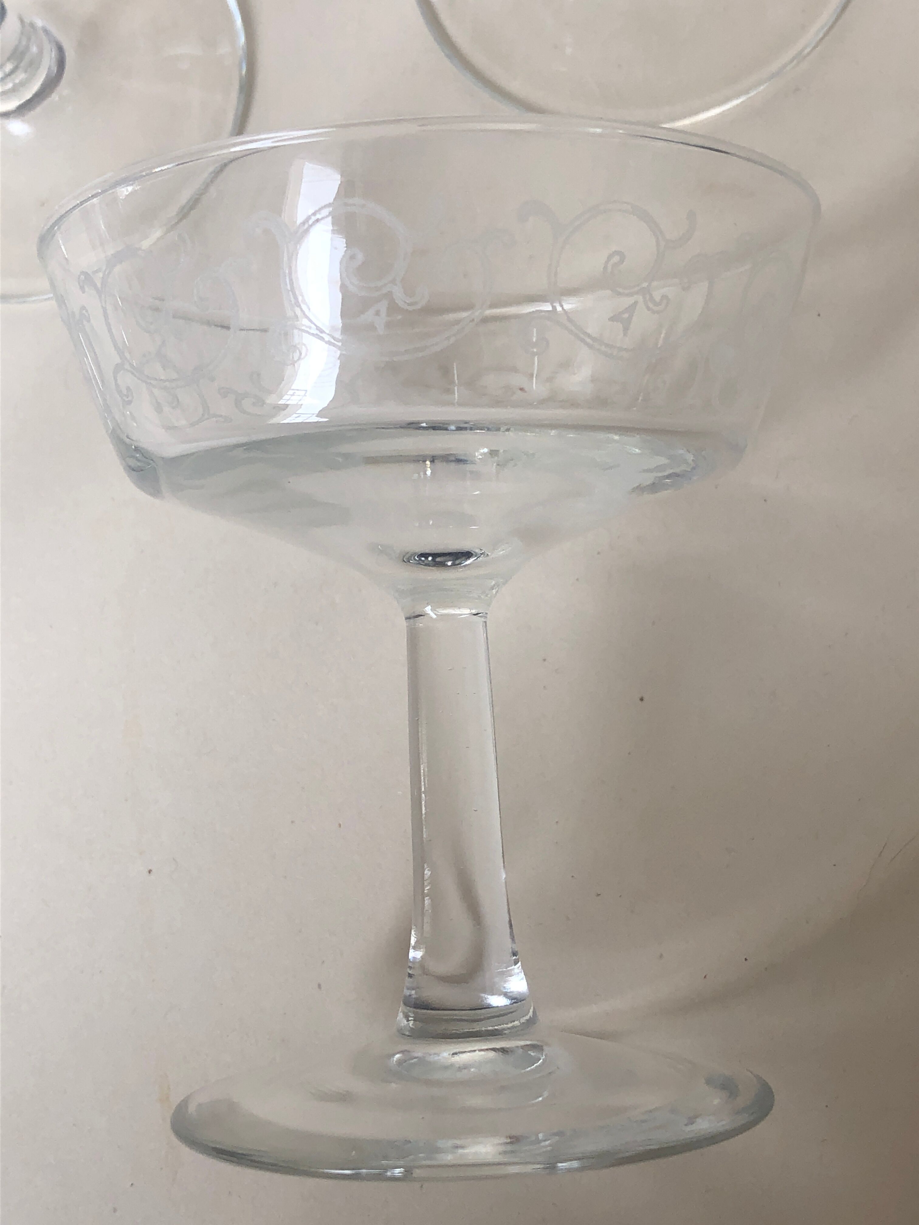 Set of 11 cups to serious champagne edged swirls white