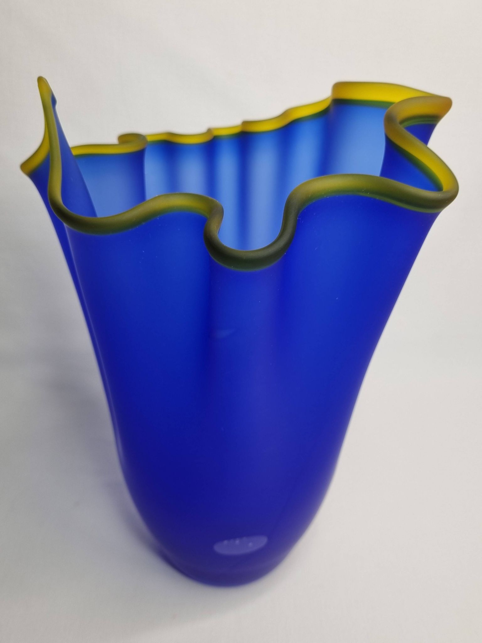 Vase handkerchief in vintage Murano glass, cobalt blue with yellow edging, 80s, 30 cm