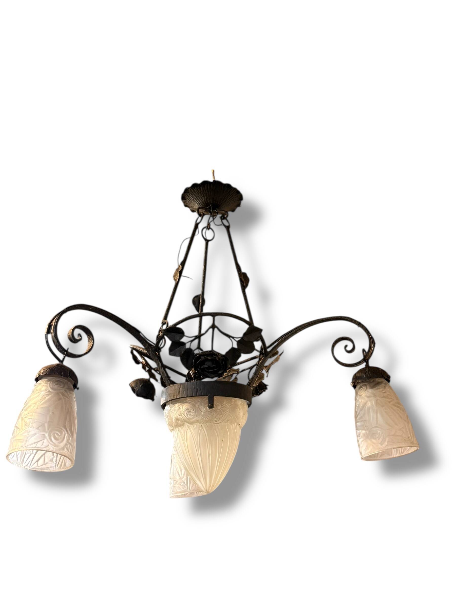 Lustre Art Déco en fer forgé et verre dépoli