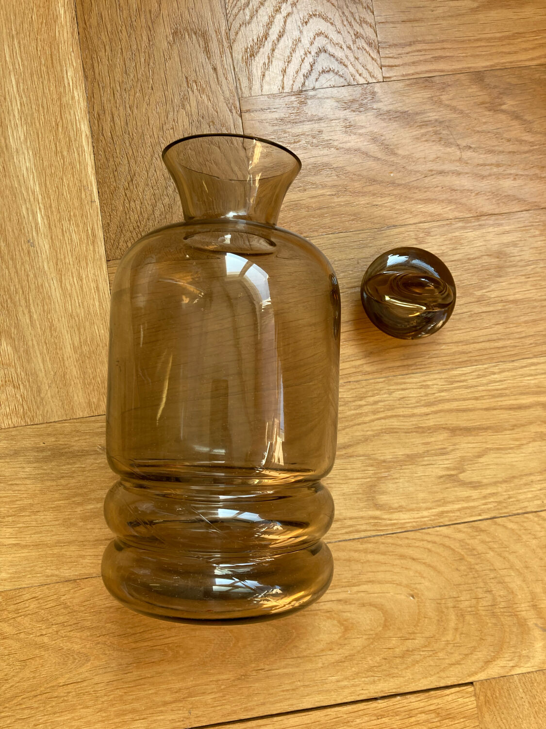 Carafe art déco en verre fumé
