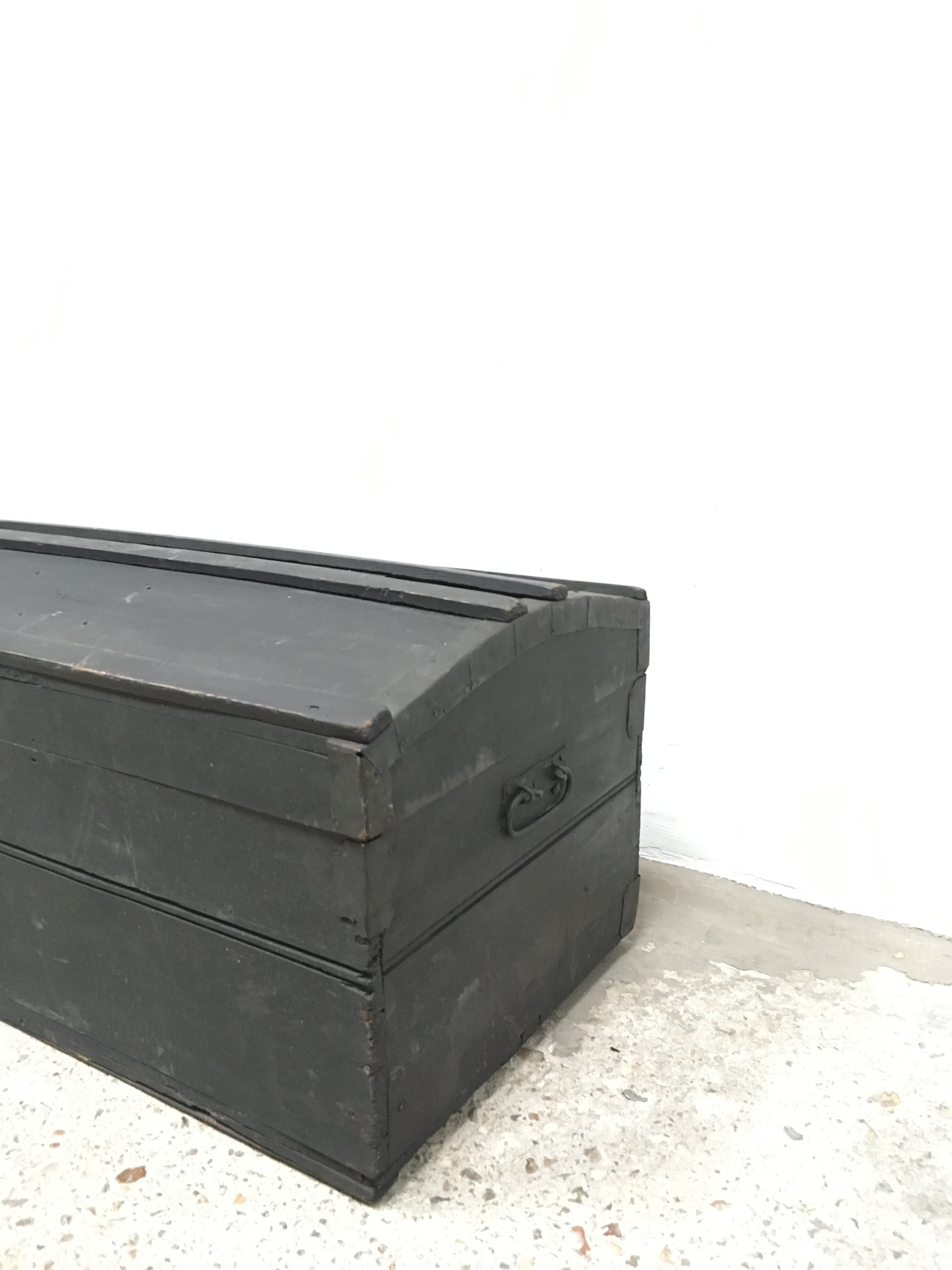 Matte black curved trunk